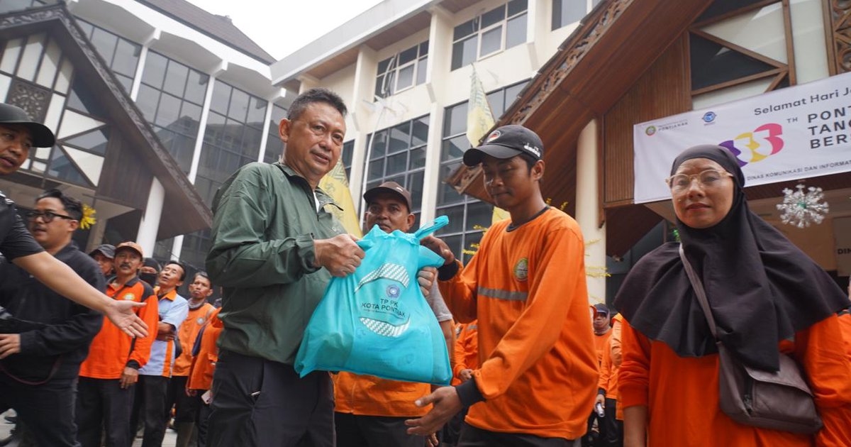 Edi Kamtono Apresiasi Perjuangan Penyapu Jalan Jaga Kebersihan Pontianak