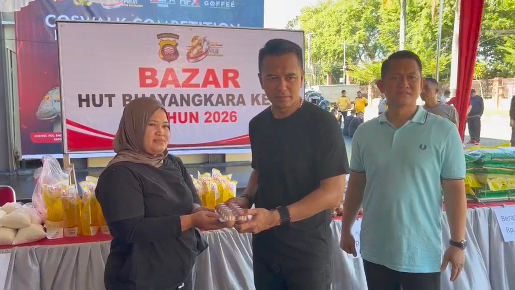 Wujudkan "Polri untuk Masyarakat", Polresta Pontianak Gelar Bazar Sembako Sambut HUT Bhayangkara ke-80