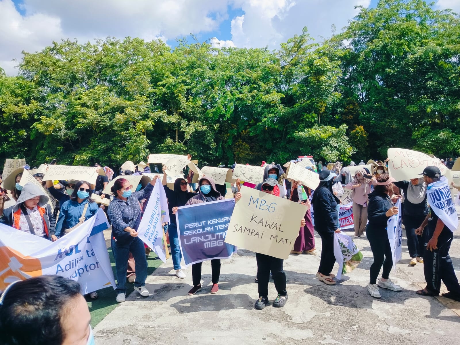 Emak-Emak "Pejuang Rupiah" Pontianak Gelar Aksi Tolak Penutupan MBG, Desak Koruptor Dihukum Tegas