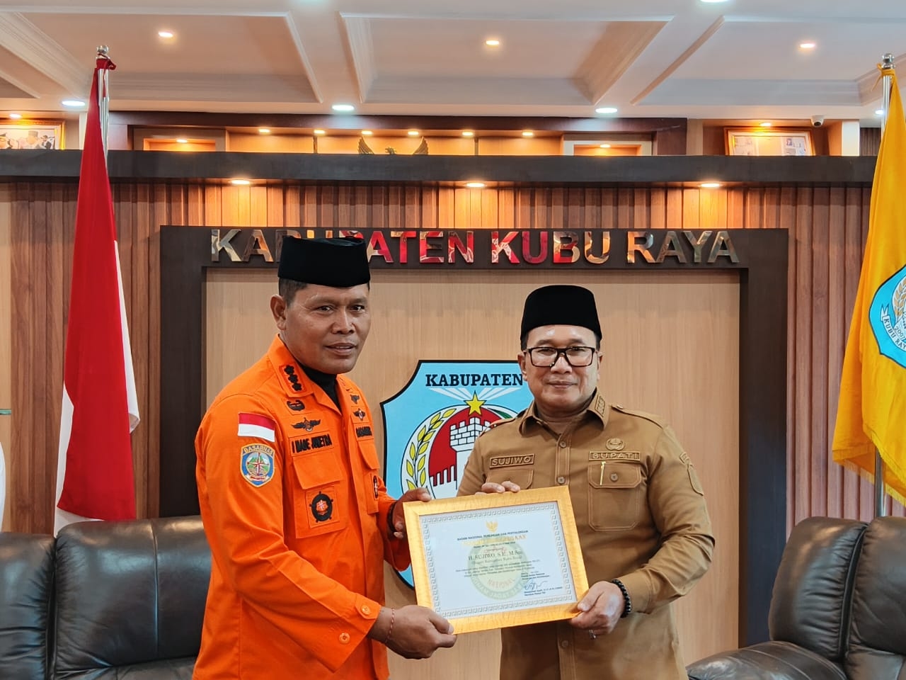 Kepala Kantor SAR Pontianak Serahkan Piagam Penghargaan kepada Bupati Kubu Raya