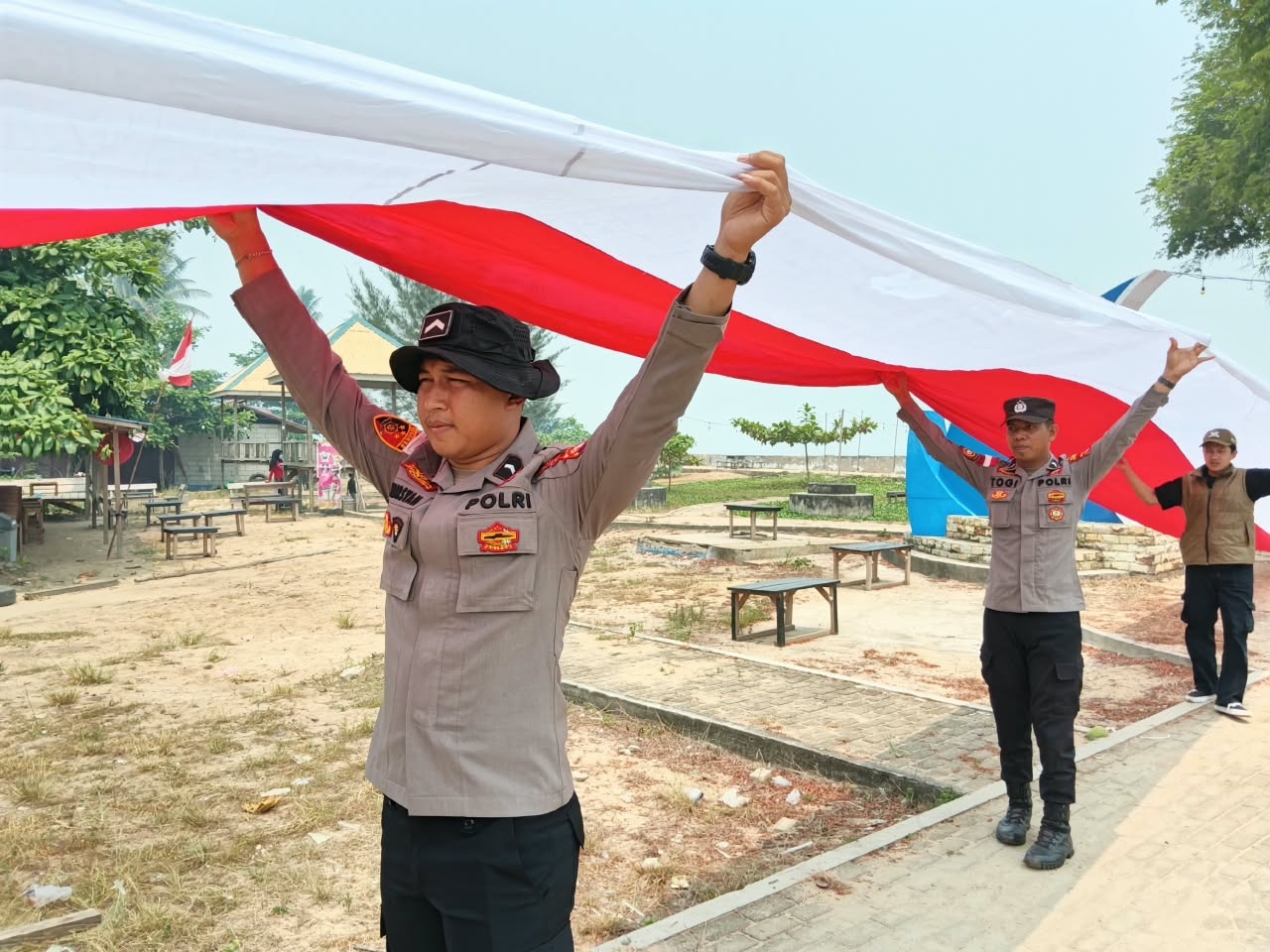 Pemuda Muhammadiyah Kalbar Bentangkan Bendera Merah Putih 181 Meter di Perbatasan Temajuk