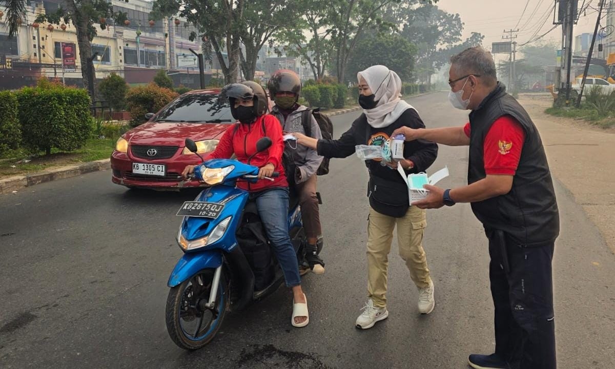 IDI Kubu Raya Bagikan Masker untuk Kurangi Dampak Kabut Asap Karhutla