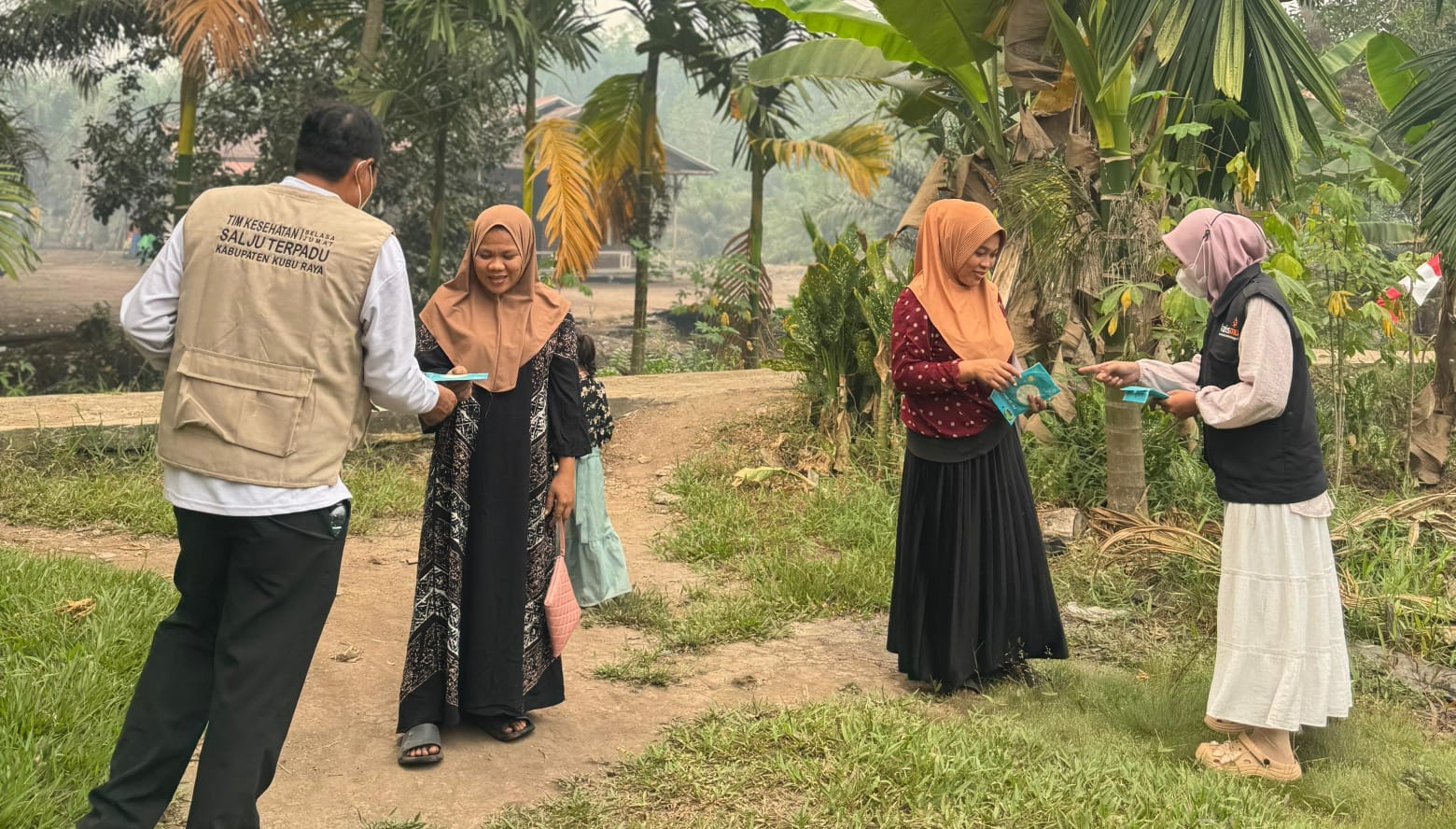 LAZISMU Kubu Raya Salurkan Bantuan Kesehatan untuk Warga dan Relawan Terdampak Karhutla