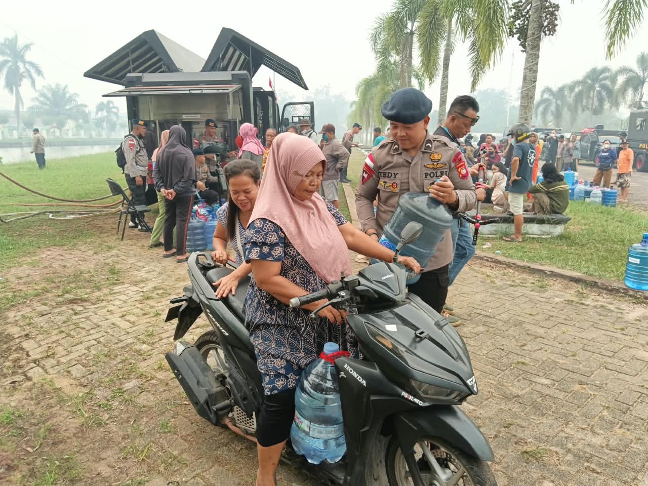 Brimob Kalbar Distribusikan Air Bersih untuk Warga Terdampak Kekeringan