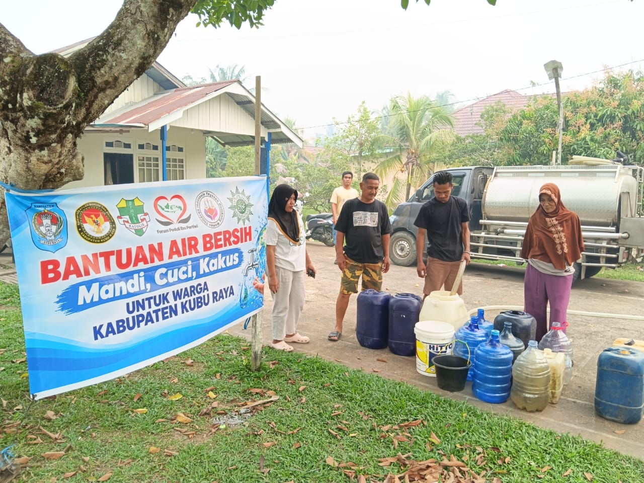 Pemda Kubu Raya Bersama Ormas Salurkan Air Bersih untuk MCK Warga Wonodadi