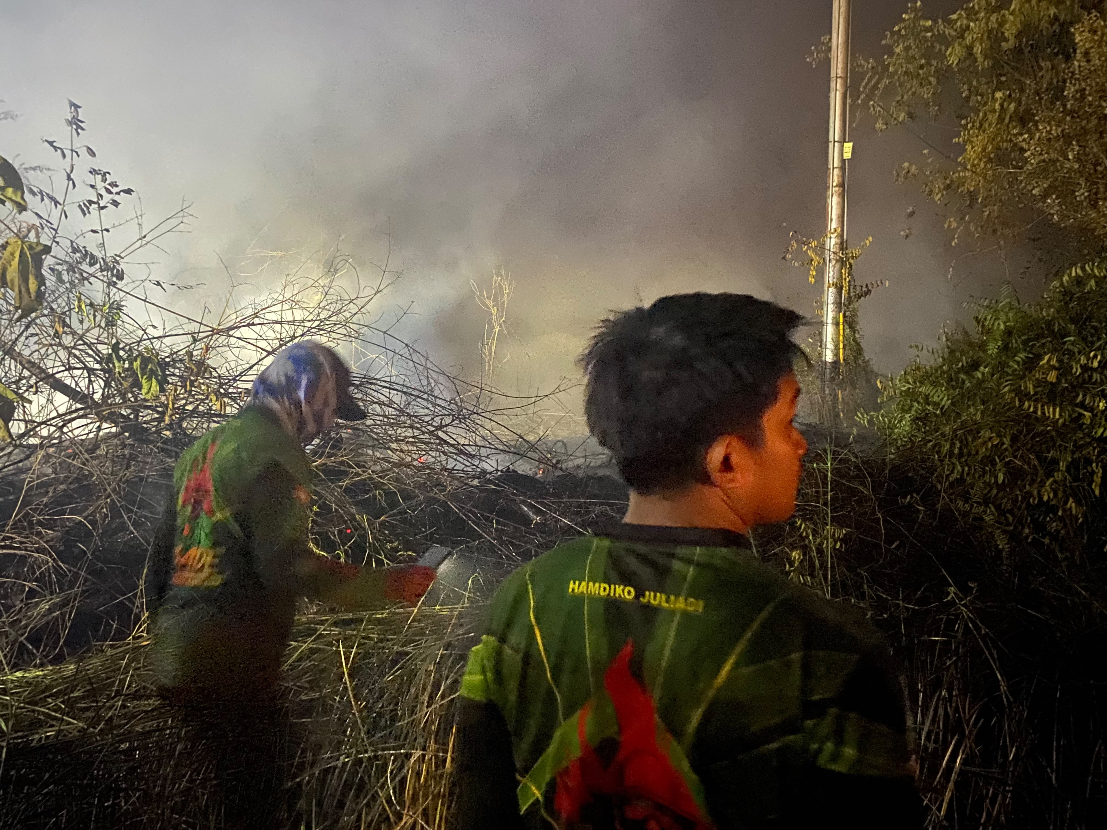 Karhutla Kepung Jalan Trans Kalimantan, Petugas Berjibaku Padamkan Api