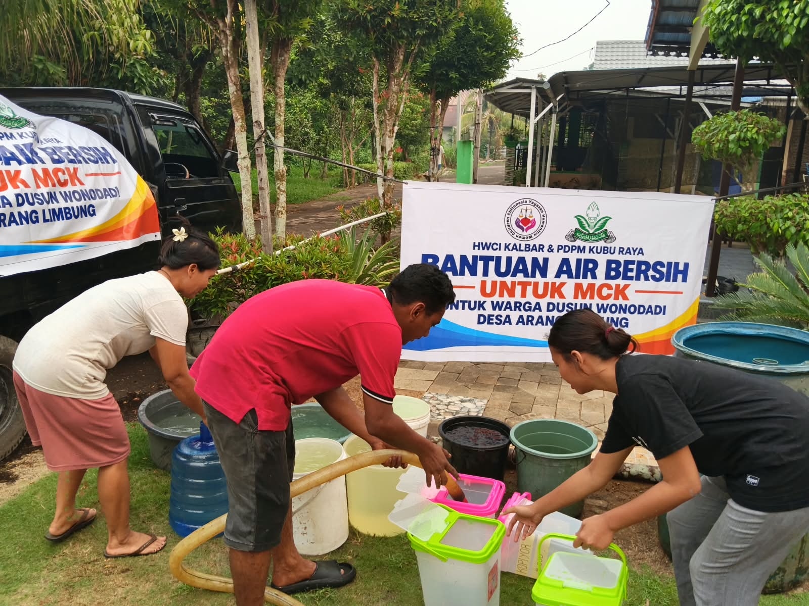HWCI Kalbar Salurkan Air Bersih untuk Warga Wonodadi