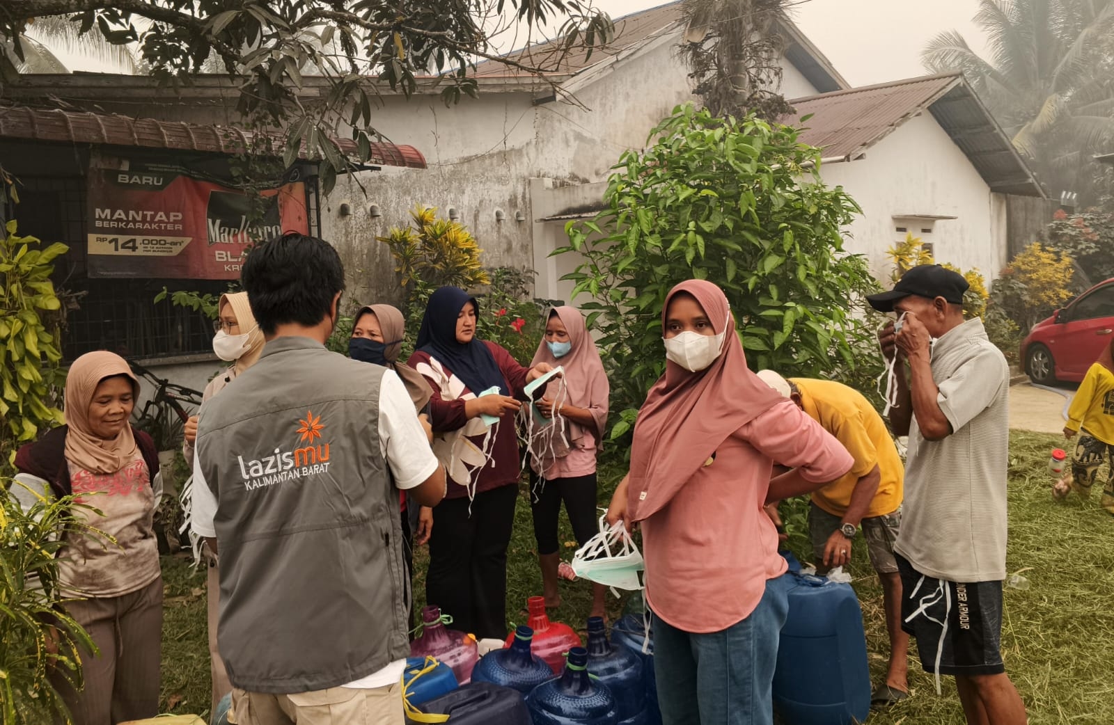 Muhammadiyah Kalbar Salurkan 9.000 Liter Air Bersih untuk Warga Parit Keladi