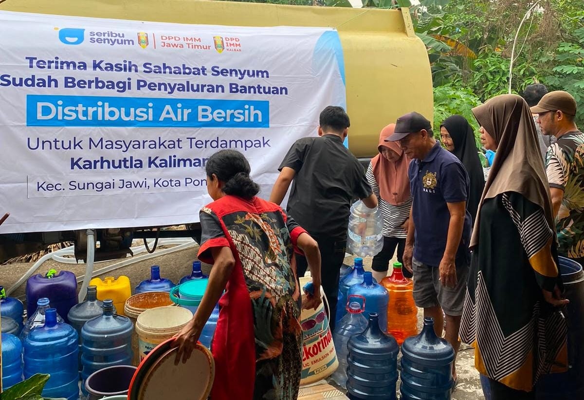 18 Ribu Liter Air Digelontorkan untuk Warga Terdampak Karhutla di Kalbar