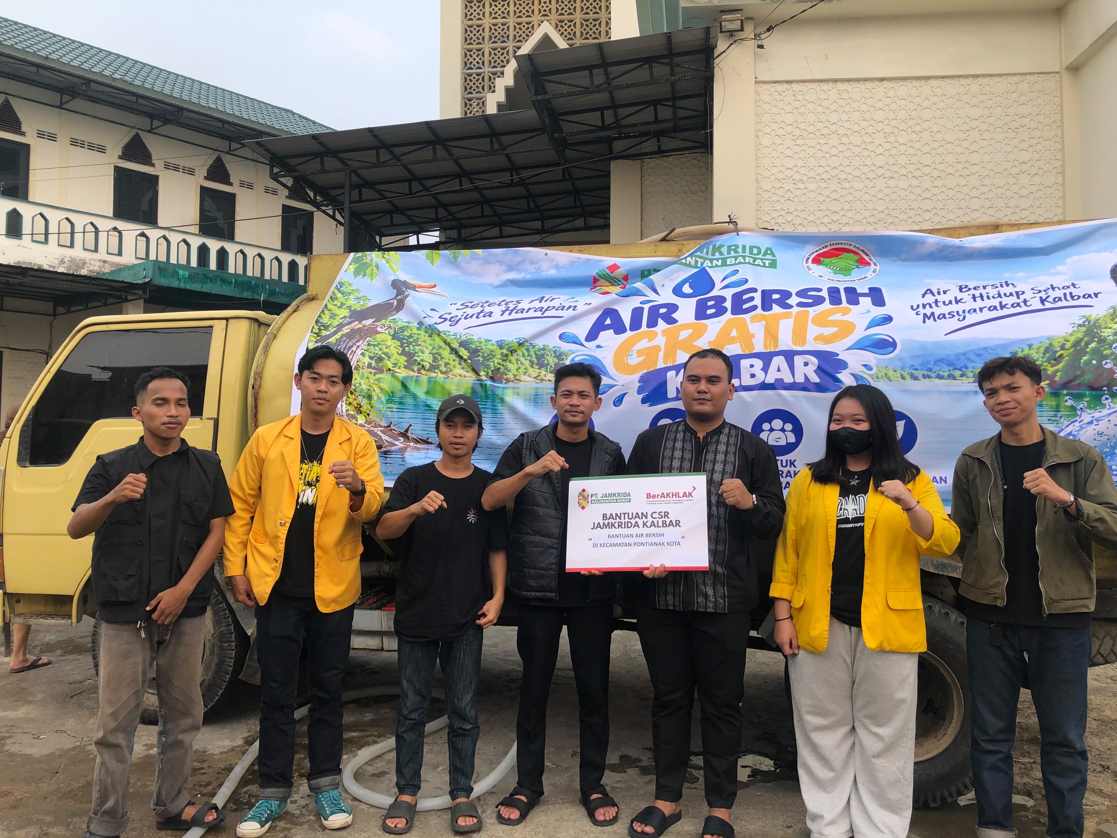 CSR PT Jamkrida Disalurkan, BEM Seka Kalbar, Matahari Kalbar dan BEM UPB Bagikan 9.000 Liter Air Bersih di Pontianak Kota