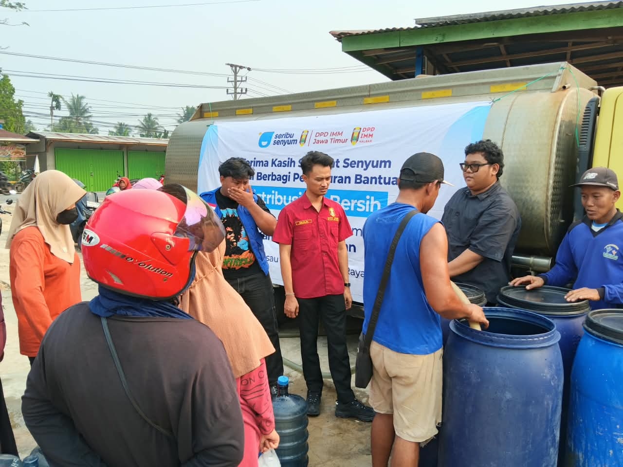 Pasokan Air Terbatas, IMM Salurkan 9.000 Liter Air Layak Konsumsi di Rasau Jaya