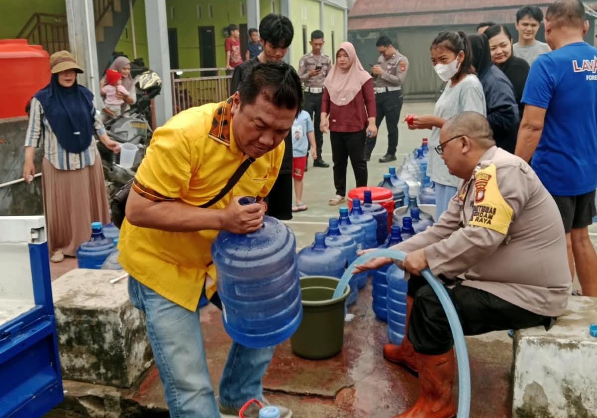 Satlantas Kubu Raya Bersama Pemda dan Tommy Hermansyah Salurkan Air Layak Minum untuk Warga Serdam