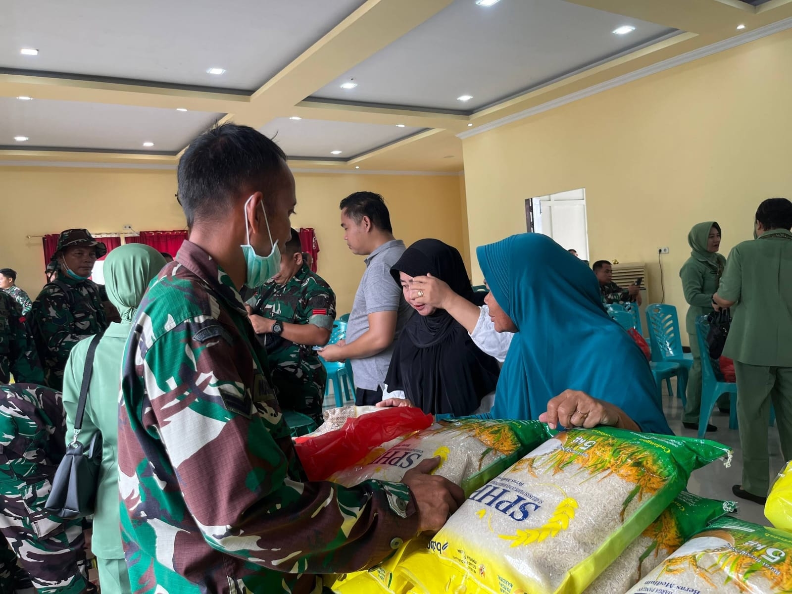 Jelang HUT ke-81 TNI, Kodim Sanggau Gelar Bazar Sembako Murah Untuk Bantu Masyarakat 