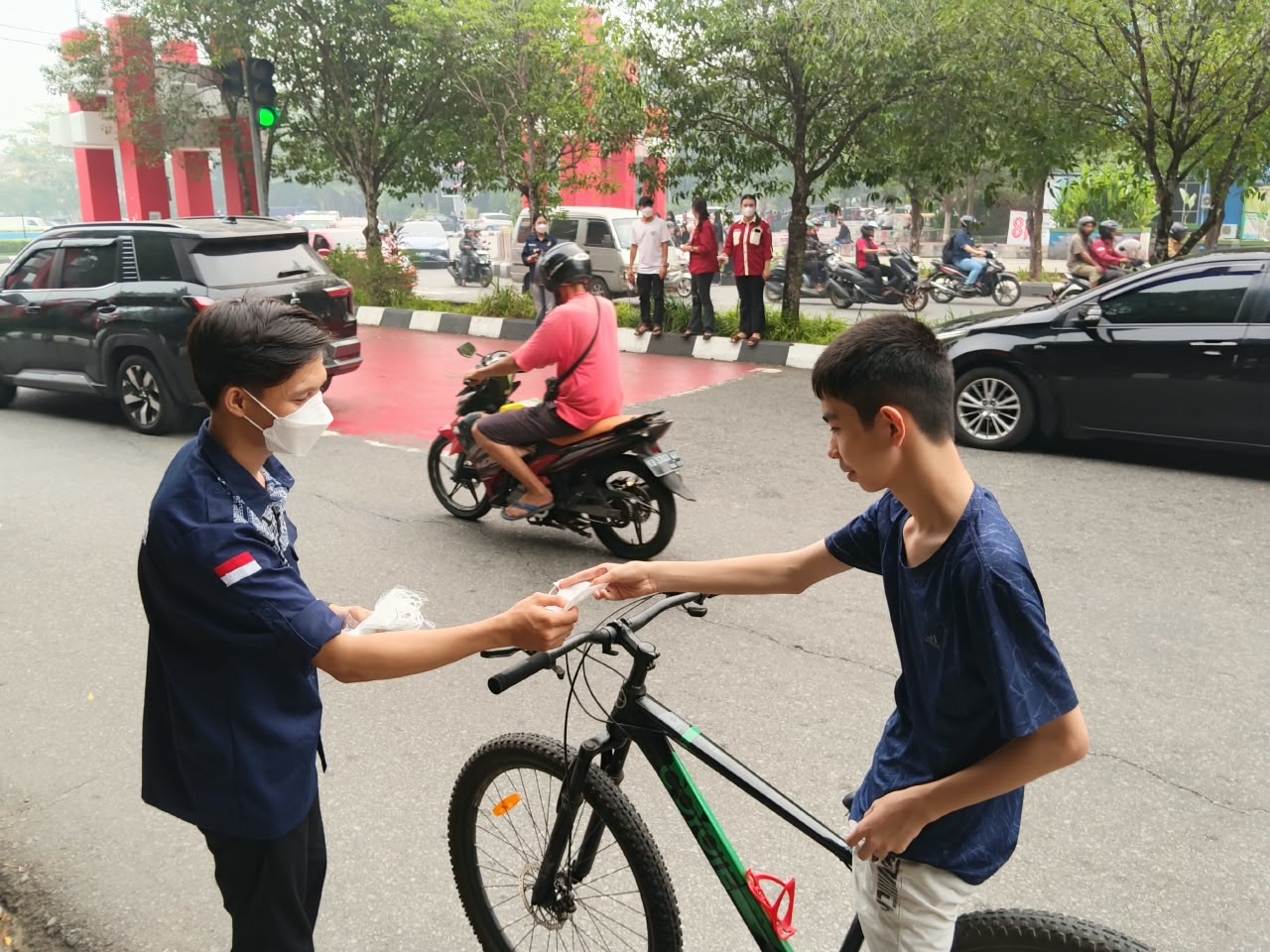 Mahasiswa Bagikan Masker di Bundaran Digulis Saat Kabut Asap