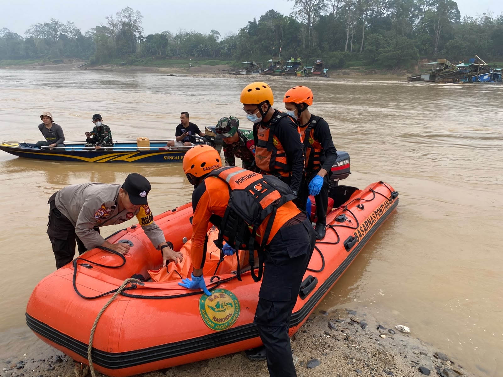 Tim SAR Gabungan Temukan Anak Tenggelam di Sungai Kapuas, Korban Diserahkan kepada Keluarga