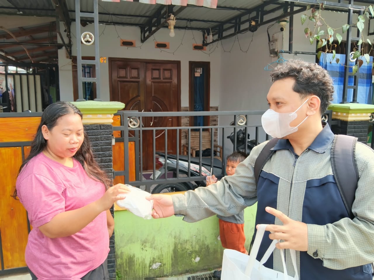 Udara Mulai Membaik, Pemuda Muhammadiyah Kubu Raya Bagikan 3.000 Masker