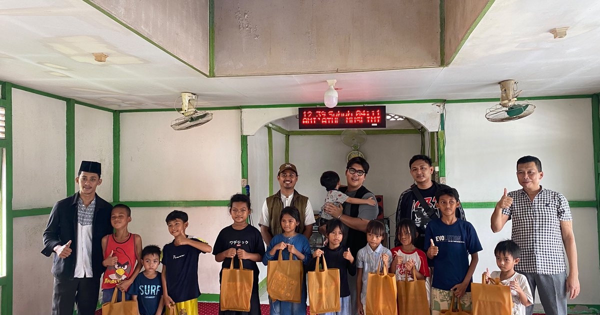 Muhammadiyah Kubu Raya dan Polres Bagikan Alat Tulis untuk Anak Kurang Mampu di Desa Limbung