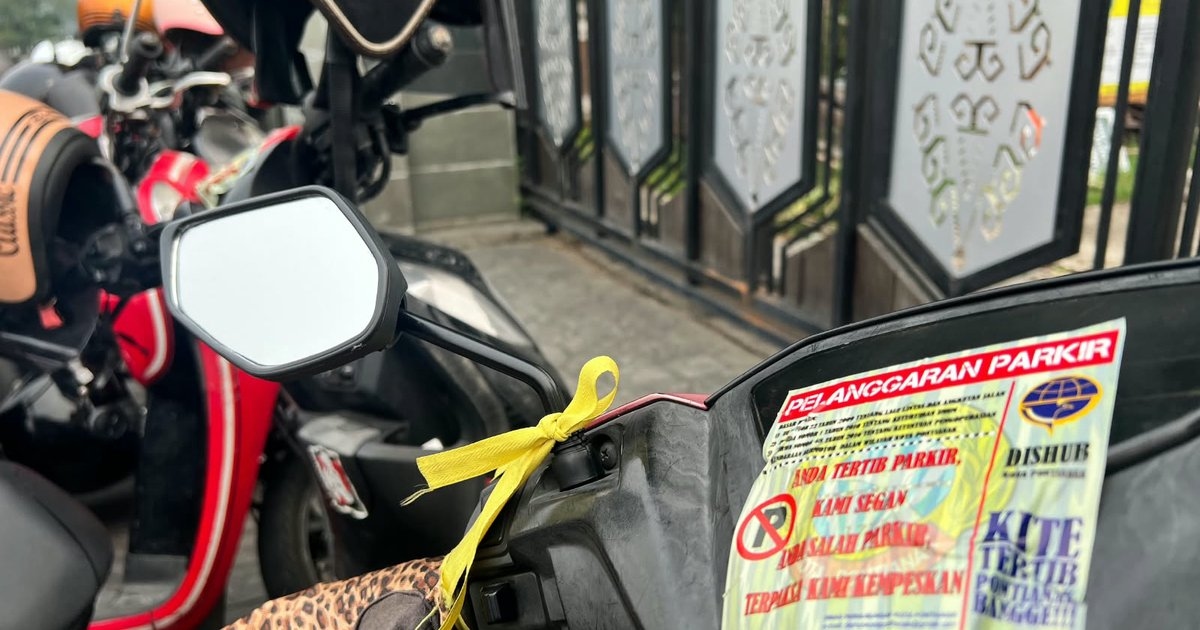 Parkir di Trotoar Saat CFD, Dishub Pontianak Mulai Tempel Stiker Peringatan