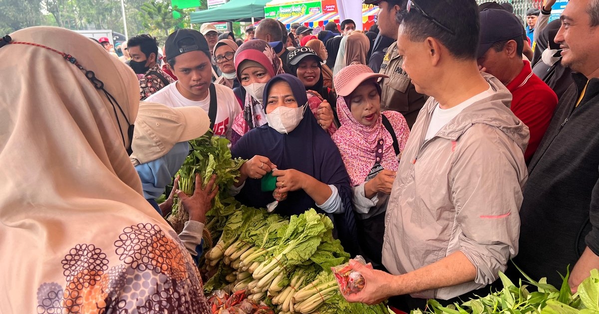 Warga Serbu Pasar Murah Saat CFD, Beras hingga Cabai Diburu
