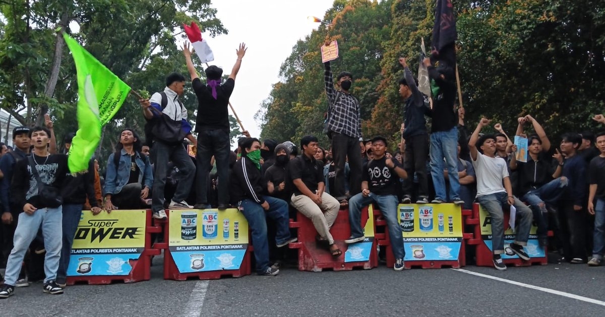 Aksi Revolusi Jilid 2 Berlanjut ke Bundaran Digulis, Massa Blokade Jalan dan Bakar Ban