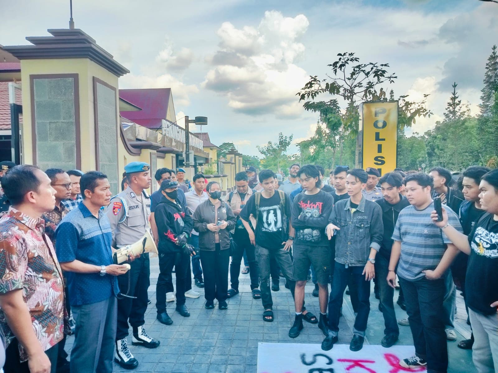 BEM Polnep Gelar Aksi Peringatan 26 Tahun Juni Berdarah di Depan Polda Kalbar