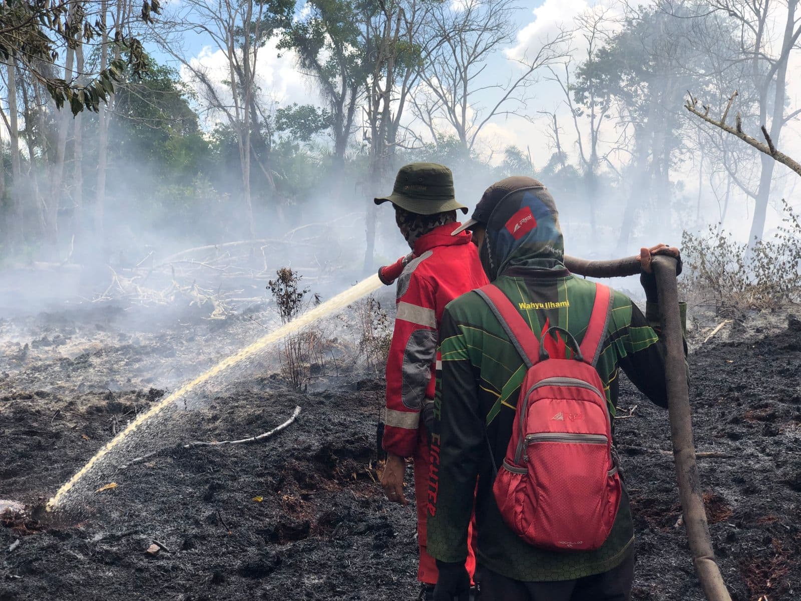 Karhutla di Rasau Jaya Umum Bergeser Dekati Permukiman, Tim Gabungan Terus Lakukan Pemadaman