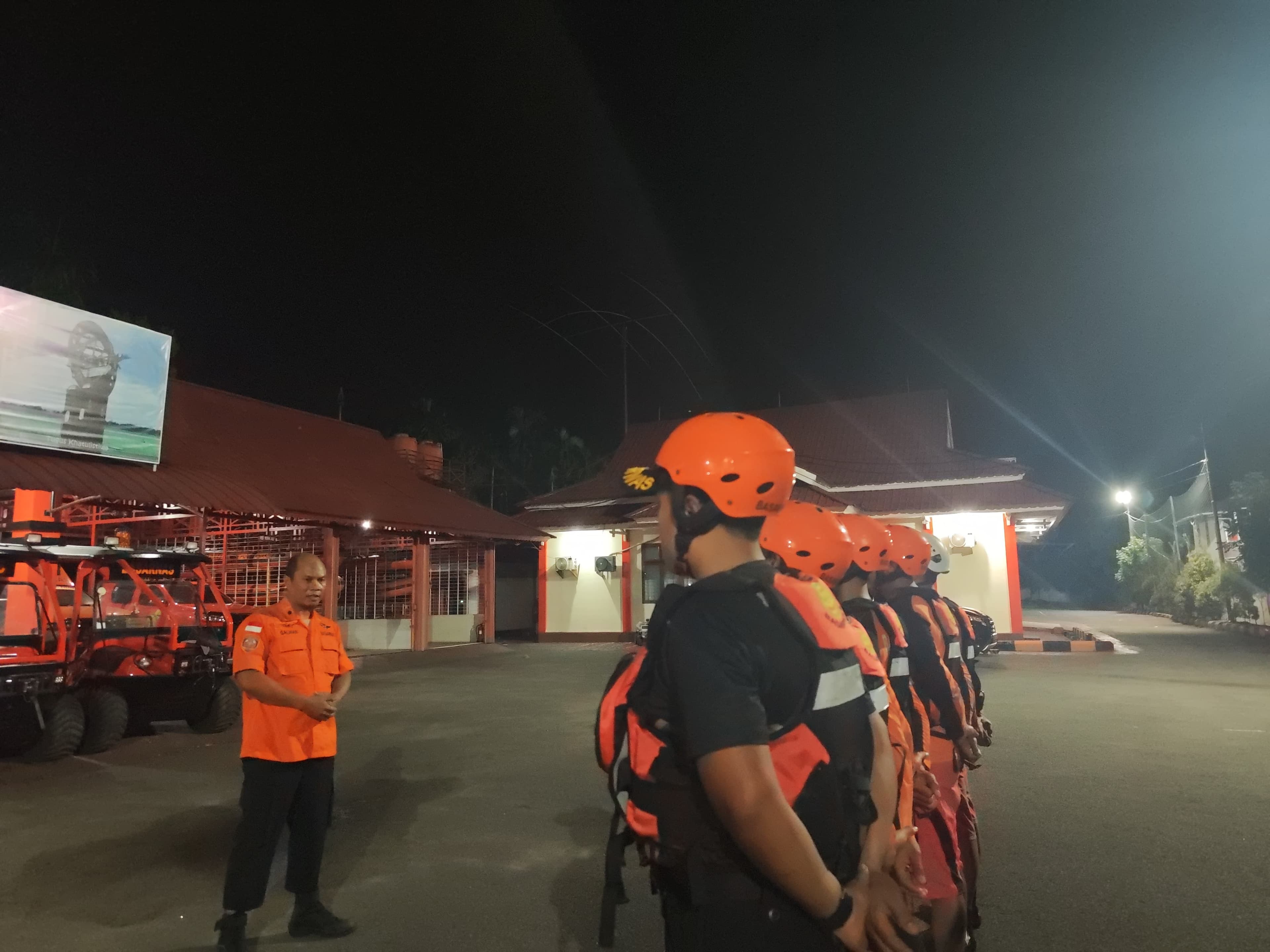 Tim SAR Gabungan Cari Korban Terjatuh dari Kapal Motor Tambang di Desa Penyelimau, Sanggau