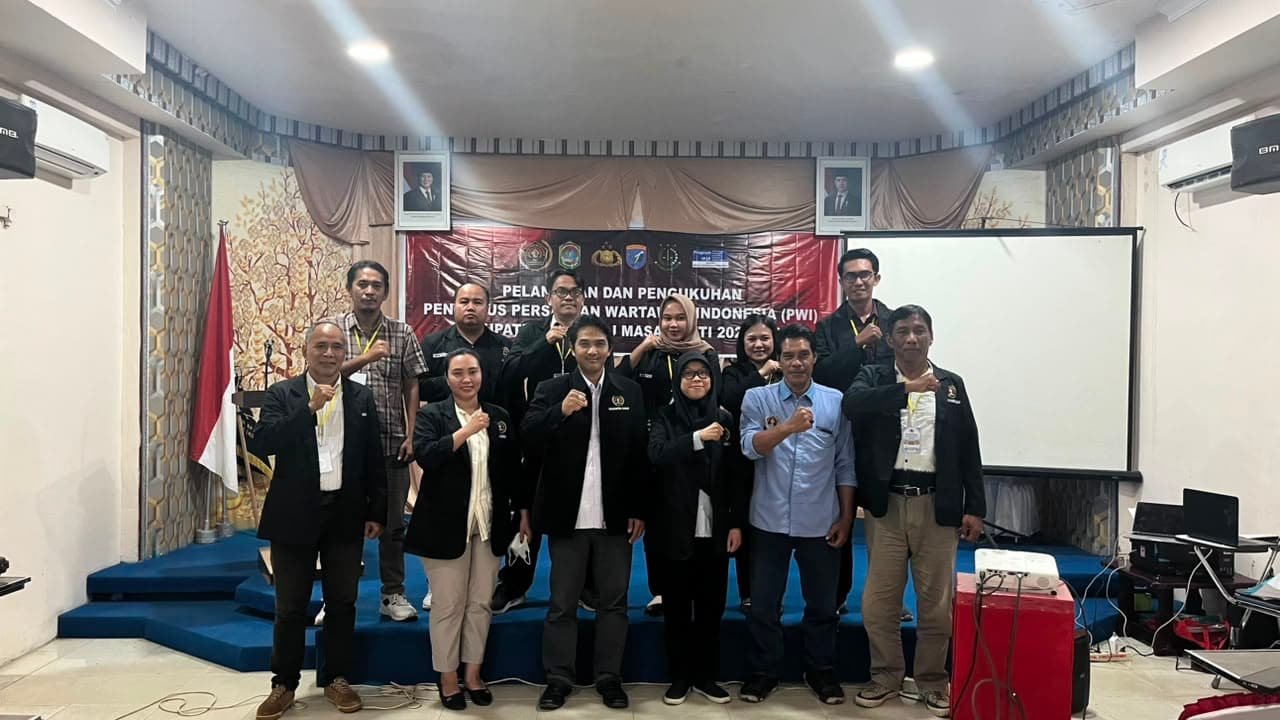 Dina Mariana Nakhodai PWI Kabupaten Sekadau Masa Bakti 2026-2029