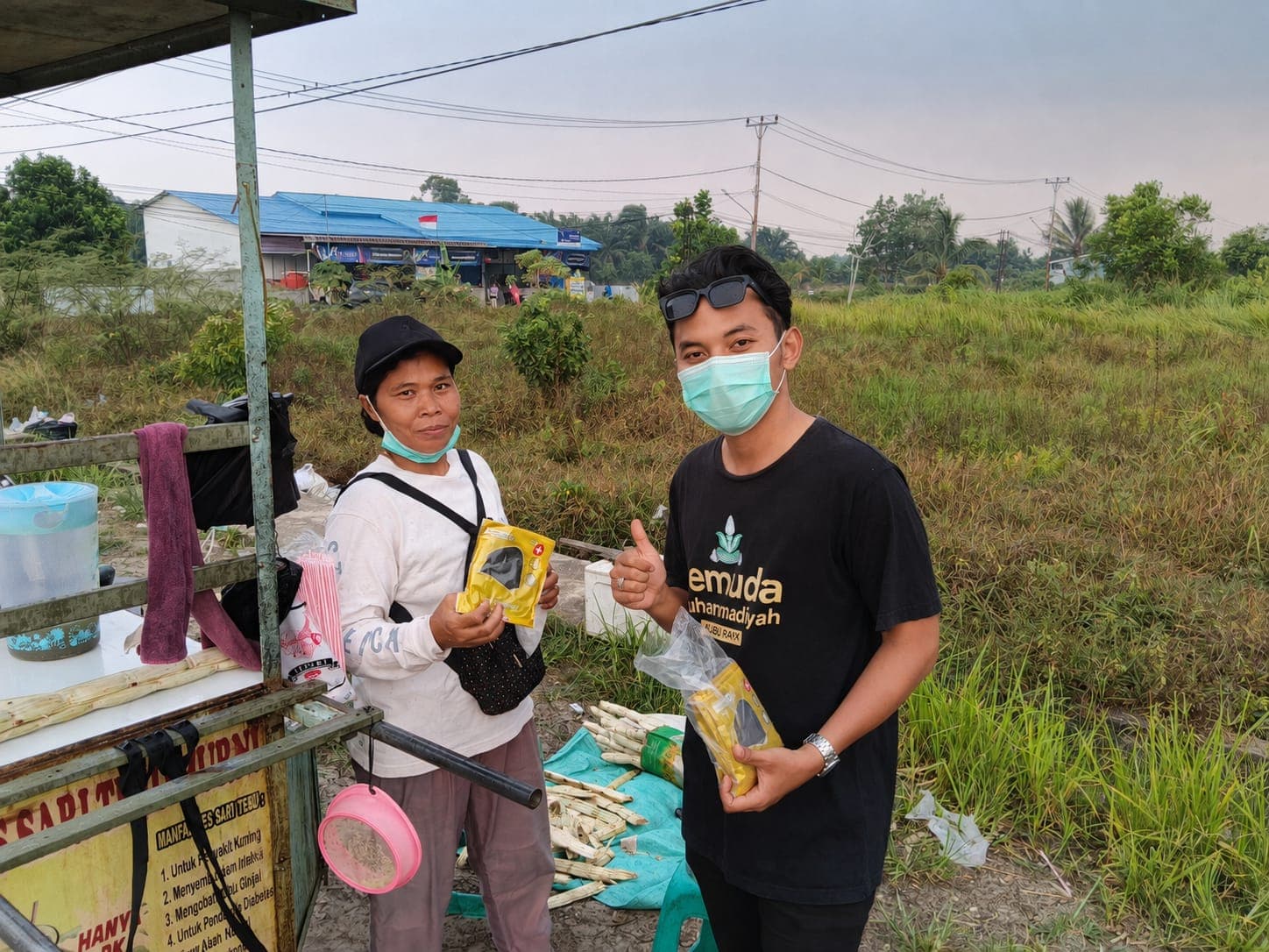 Pemuda Muhammadiyah Kubu Raya Bagikan Masker Cegah Dampak Kabut Asap