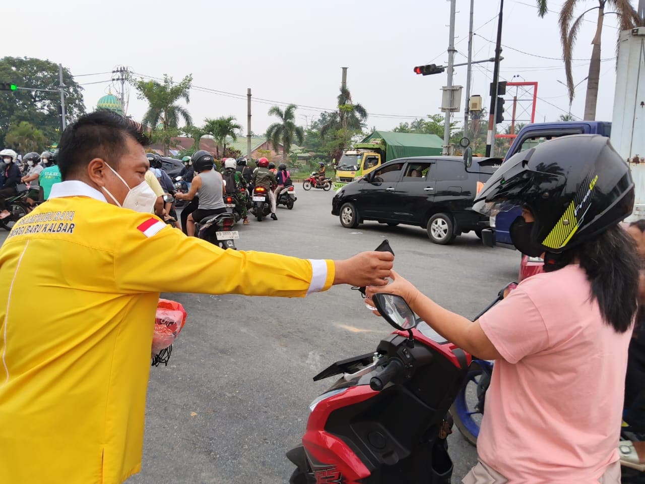 Golkar Kubu Raya bagikan 6.000 Masker dan Air Mineral untuk Warga Terdampak Kabut Asap