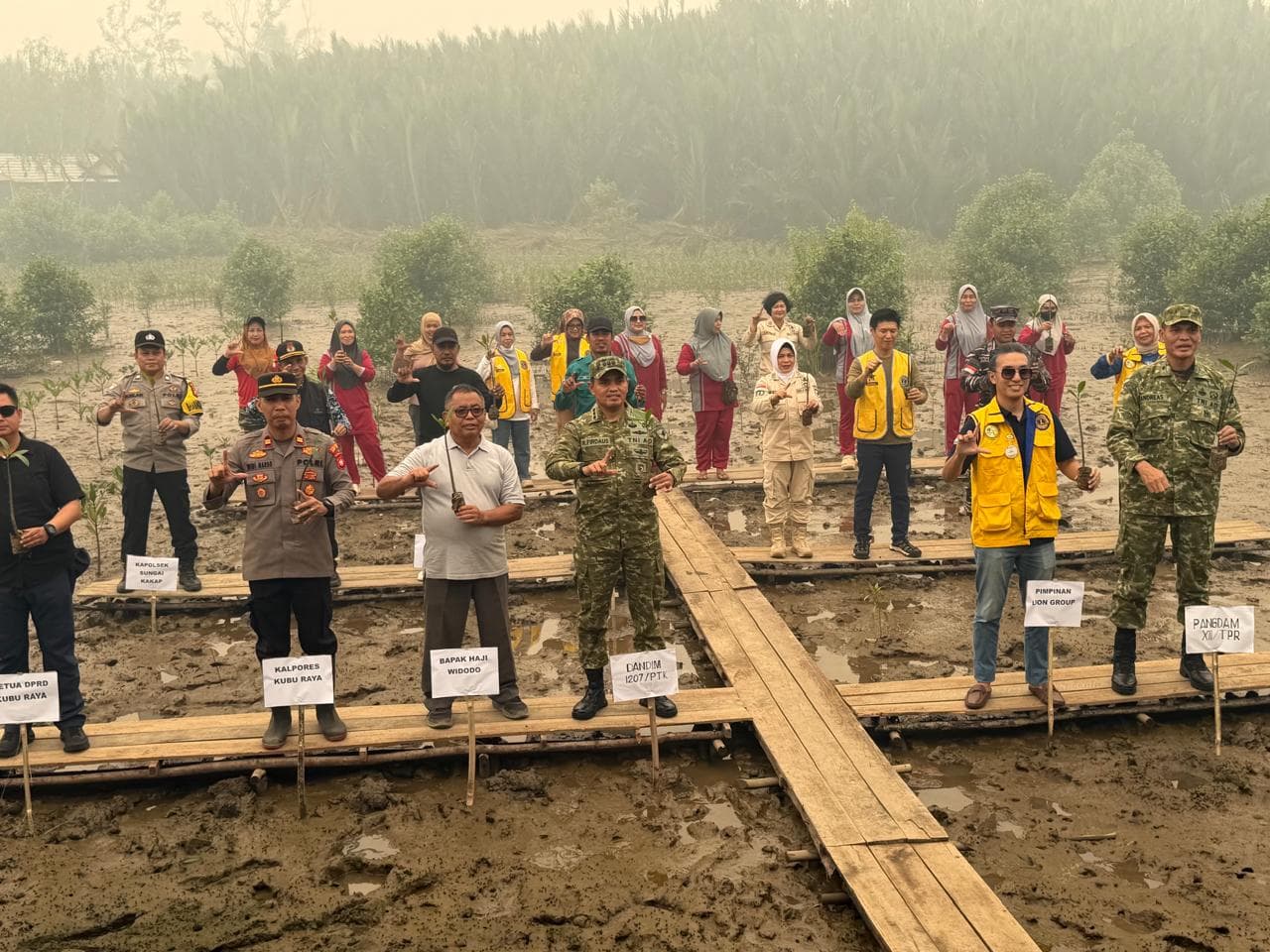 Rawat Pesisir Sungai Kakap, Widodo Bersama Kodim 1207/Pontianak dan Lions Club Perkuat Gerakan Lingkungan
