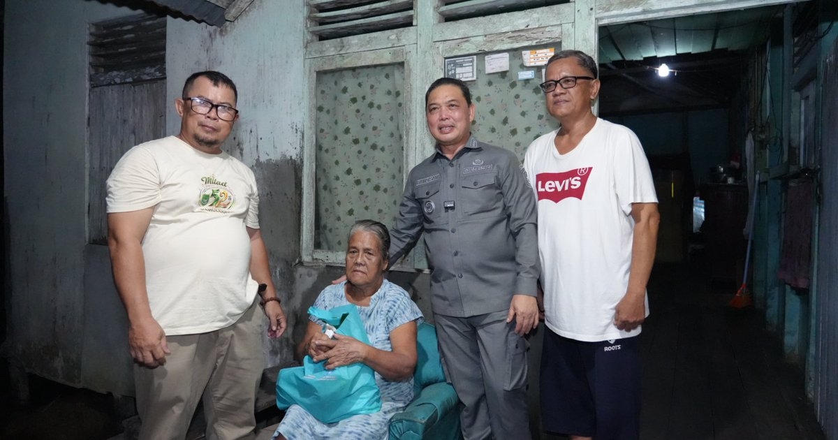 Gubernur Ria Norsan Sambangi Rumah Warga di Bengkayang, Salurkan Bantuan Sosial