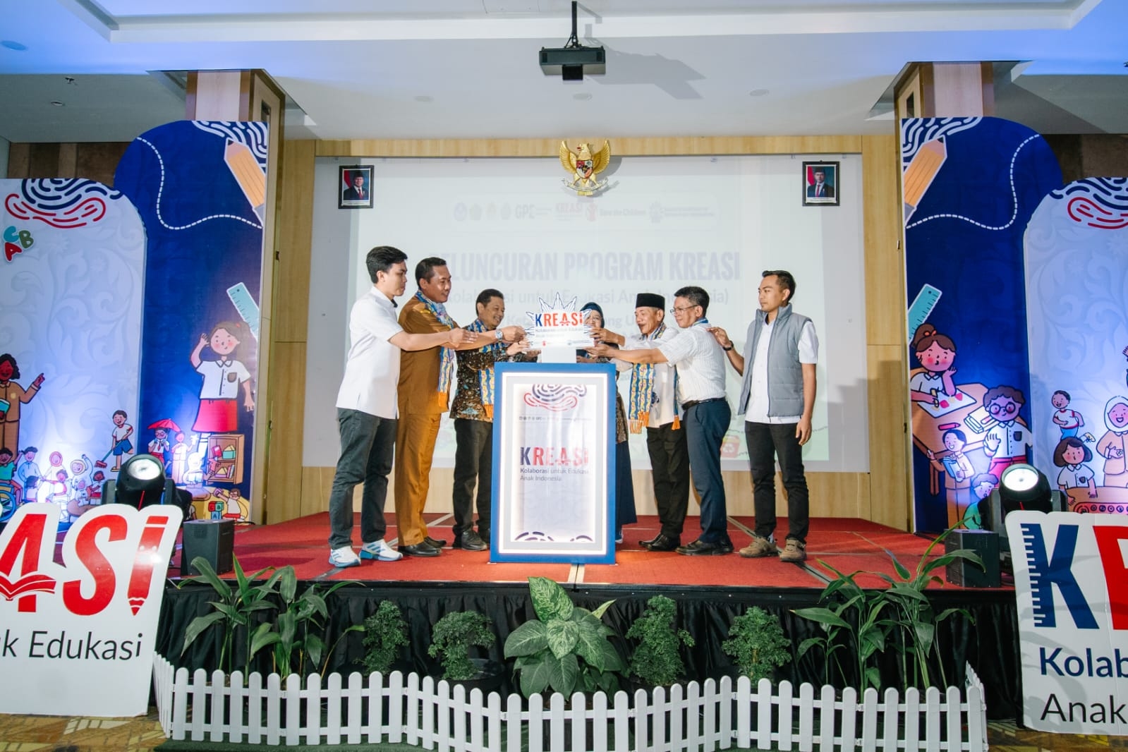 KREASI Ubah Strategi di Tahun Kedua, Tim fasilitator Daerah Kini Turun Langsung ke Sekolah Pedalaman Kalbar