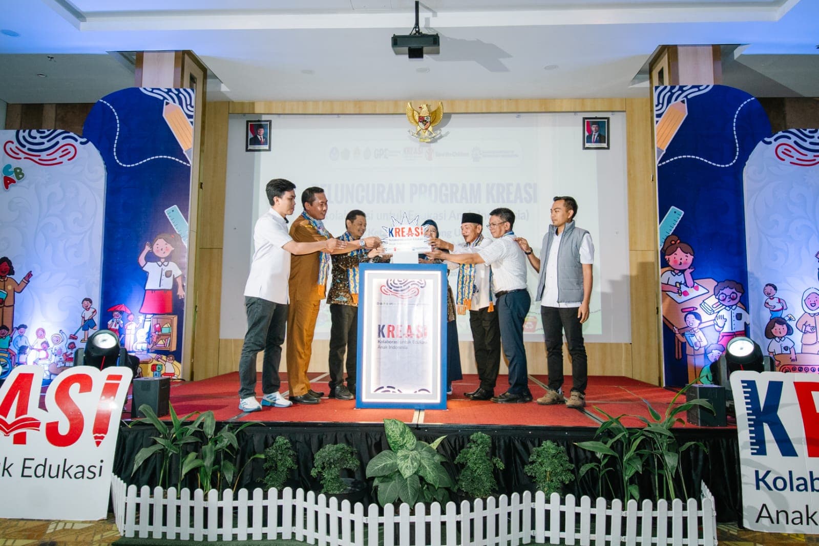 KREASI Ubah Strategi di Tahun Kedua, Tim fasilitator Daerah Kini Turun Langsung ke Sekolah Pedalaman Kalbar