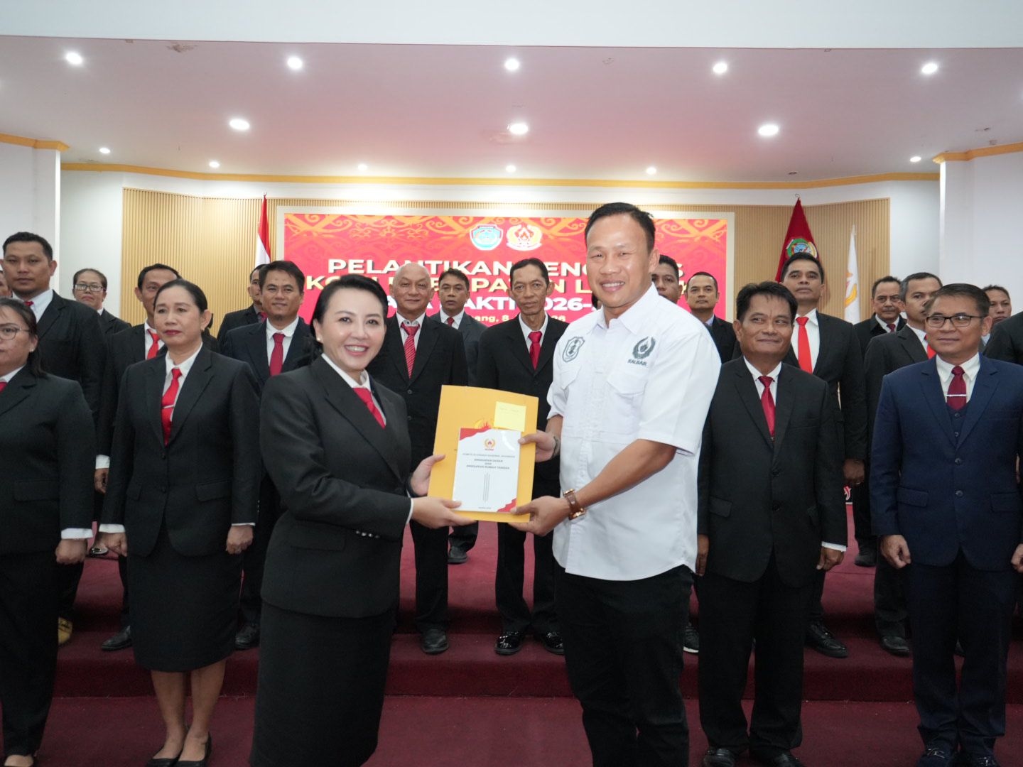 Lantik Karolin sebagai Ketua KONI Landak, Daud Yordan Puji Semangat Kepengurusan Baru