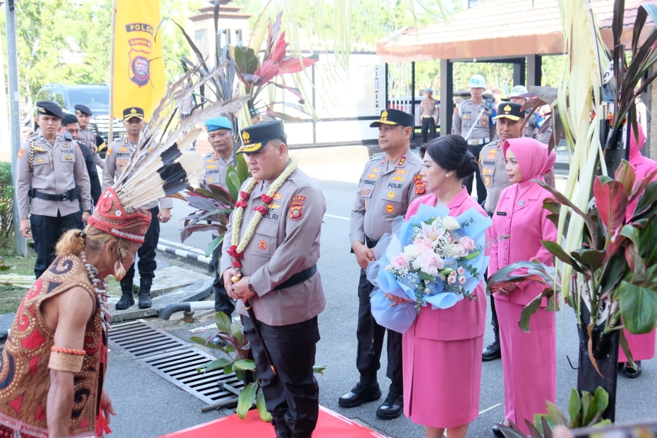 Pergantian Kepemimpinan, Polda Kalbar Gelar Tradisi Penyambutan Untuk Irjen Pol. Alberd Teddy Benhard Sianipar