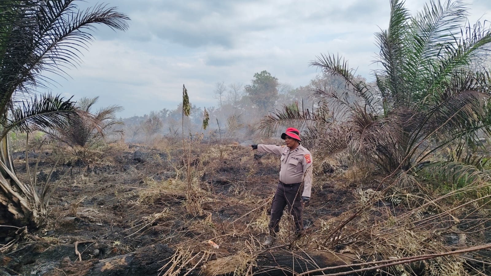 Polsek Matan Hilir Utara Bersama Manggala Agni Dan Warga Lakukan Pemadaman Kebakaran Lahan