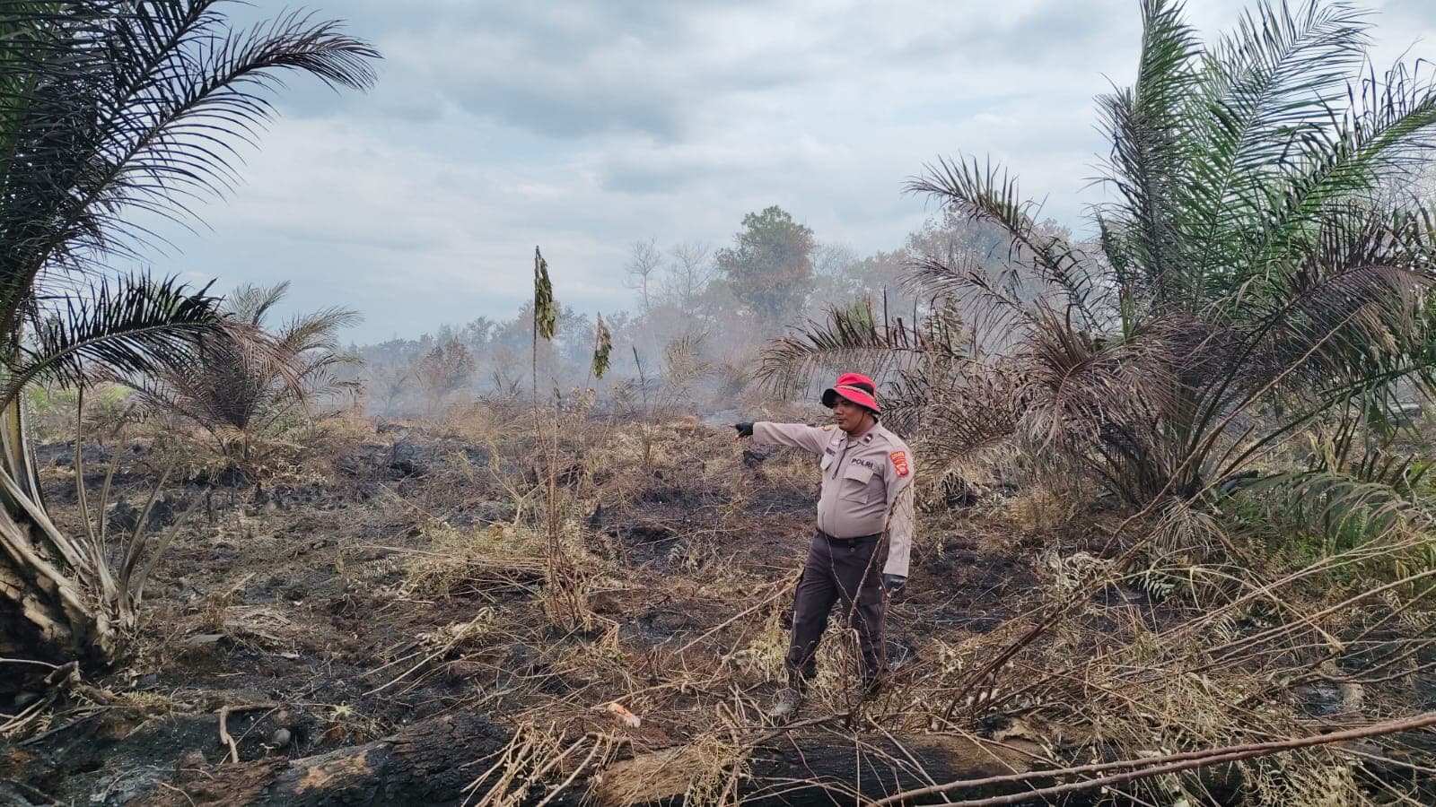 Polsek Matan Hilir Utara Bersama Manggala Agni Dan Warga Lakukan Pemadaman Kebakaran Lahan