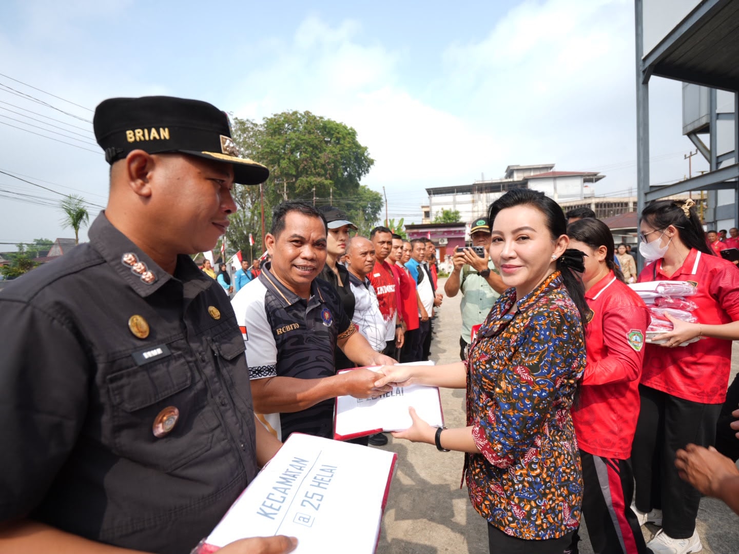 Pimpin Pembagian Bendera, Karolin: Efisiensi Anggaran Tak Boleh Kurangi Pelayanan Masyarakat