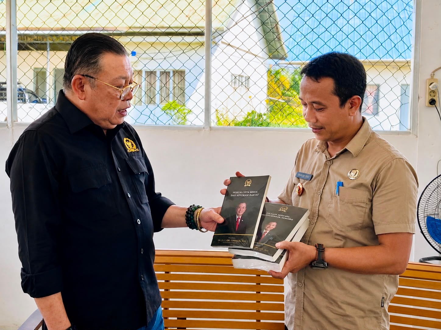 Berikan Buku Hukum kepada Kades dan Camat, Cornelis Dorong Penyelesaian Konflik Melalui Jalur Konstitusional