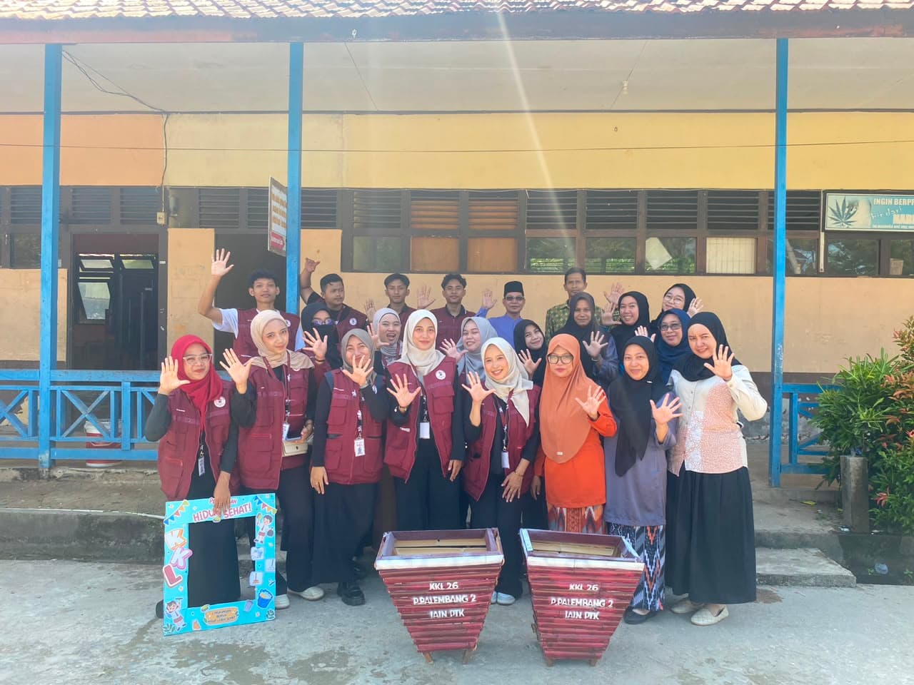 Mahasiswa KKL Serahkan dan Resmikan Tempat Sampah di SD Negeri 05 Mempawah Timur