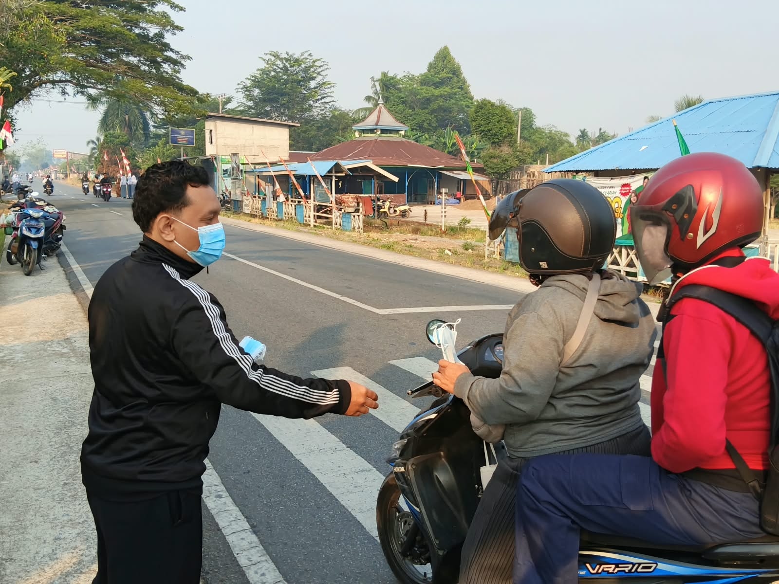 Pemuda Muhammadiyah Kubu Raya Bagikan 5.000 Masker di Tengah Kabut Asap