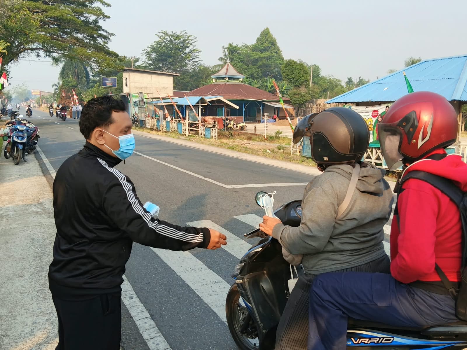Pemuda Muhammadiyah Kubu Raya Bagikan 5.000 Masker di Tengah Kabut Asap