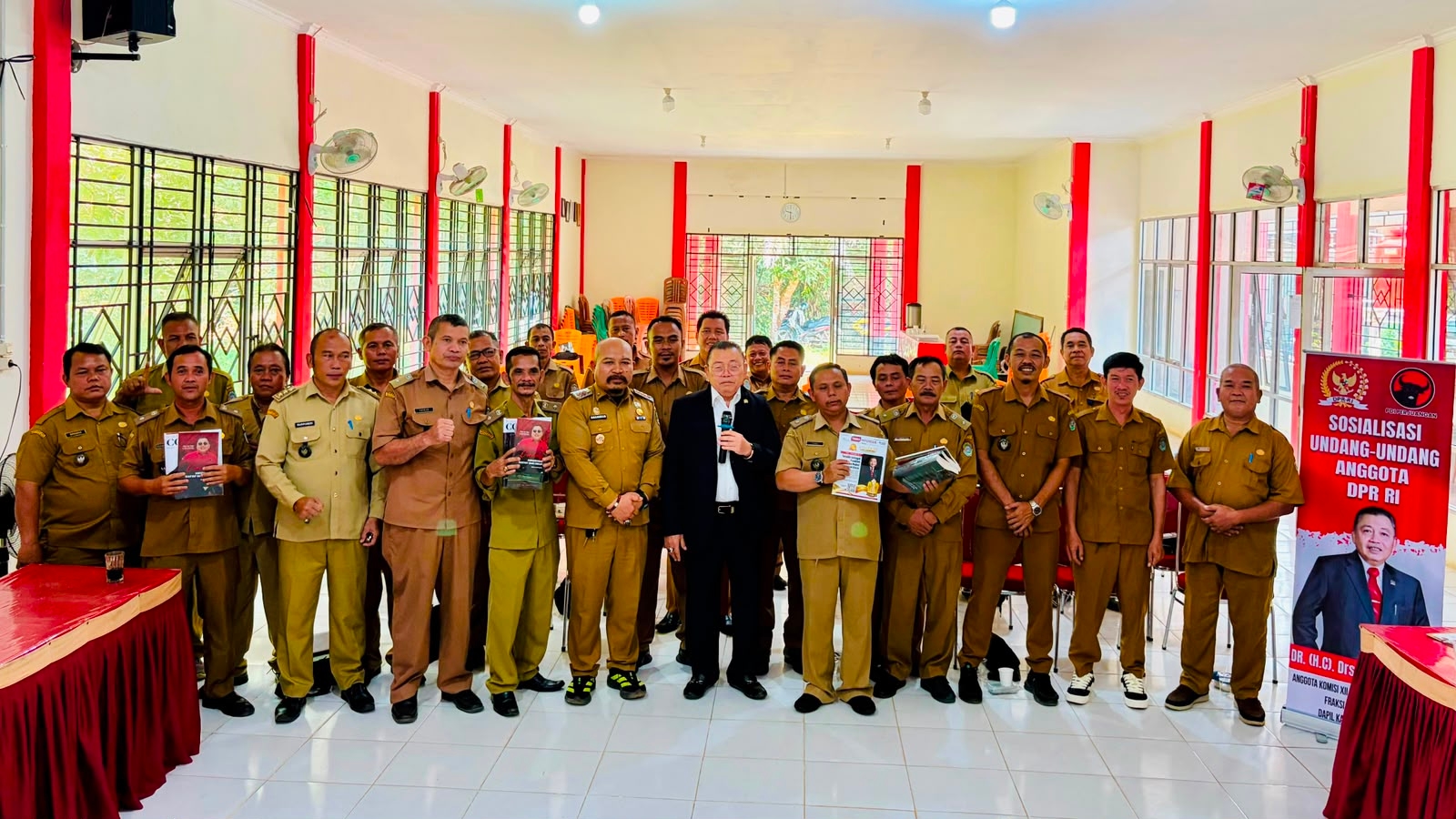 Cornelis Bekali Kepala Desa dengan Buku Hukum: Perjuangkan Hak dengan Undang-Undang, Bukan Kekerasan