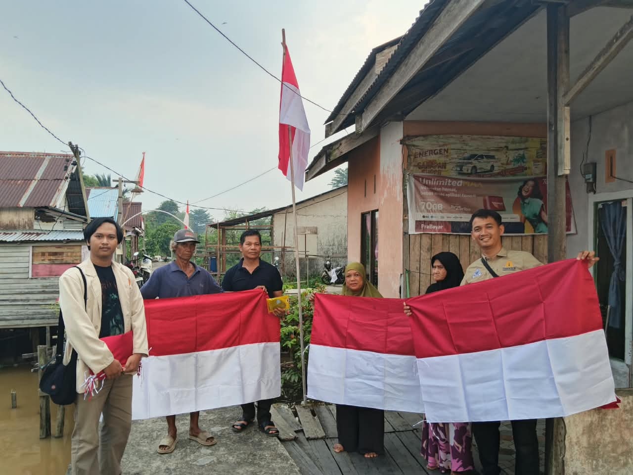 Semarak HUT ke-81 RI, Pemuda Muhammadiyah Kubu Raya Bagikan Bendera Merah Putih