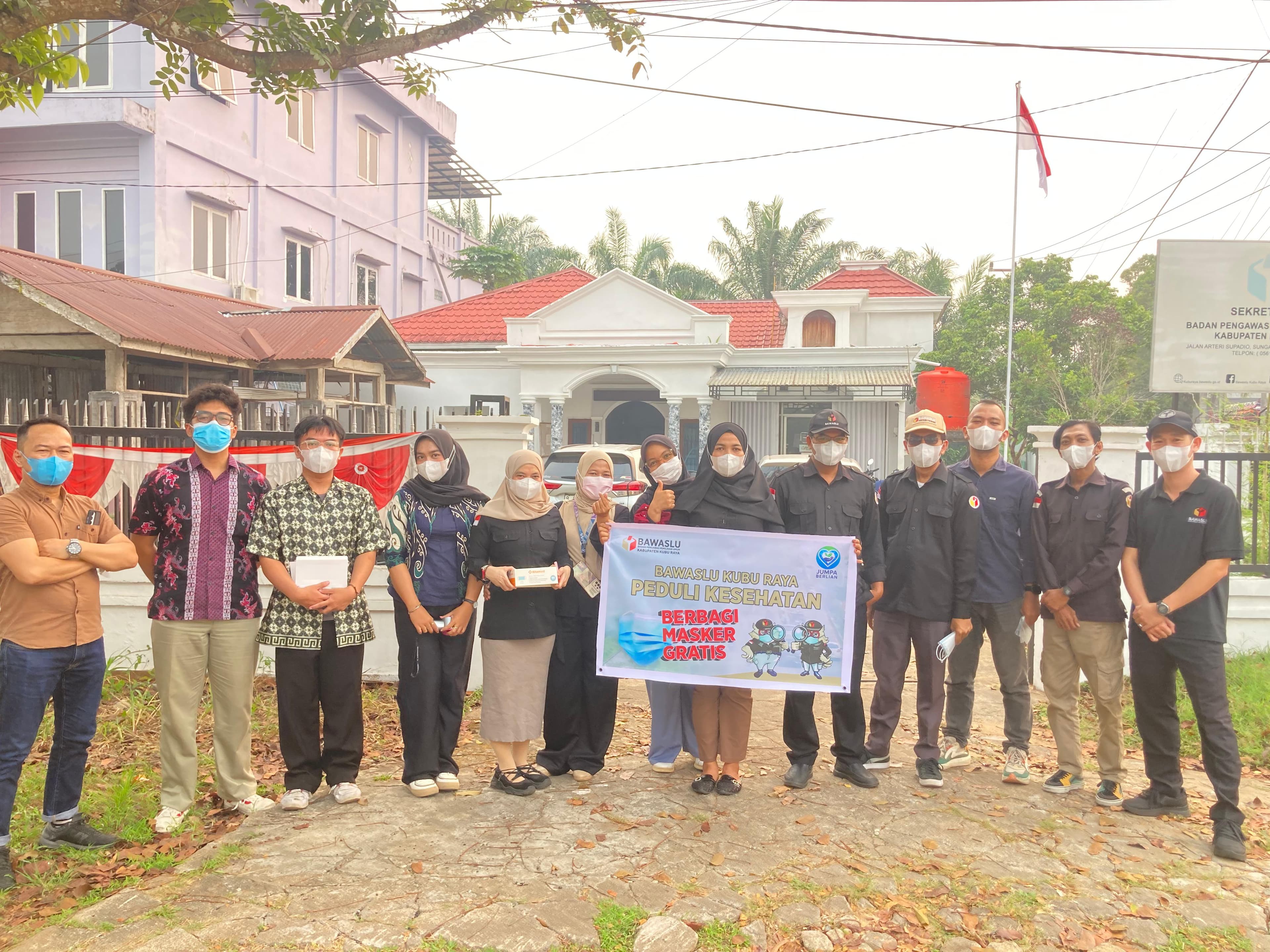 Bawaslu Kubu Raya Bagikan Masker, Bentuk Solidaritas di Tengah Kabut Asap