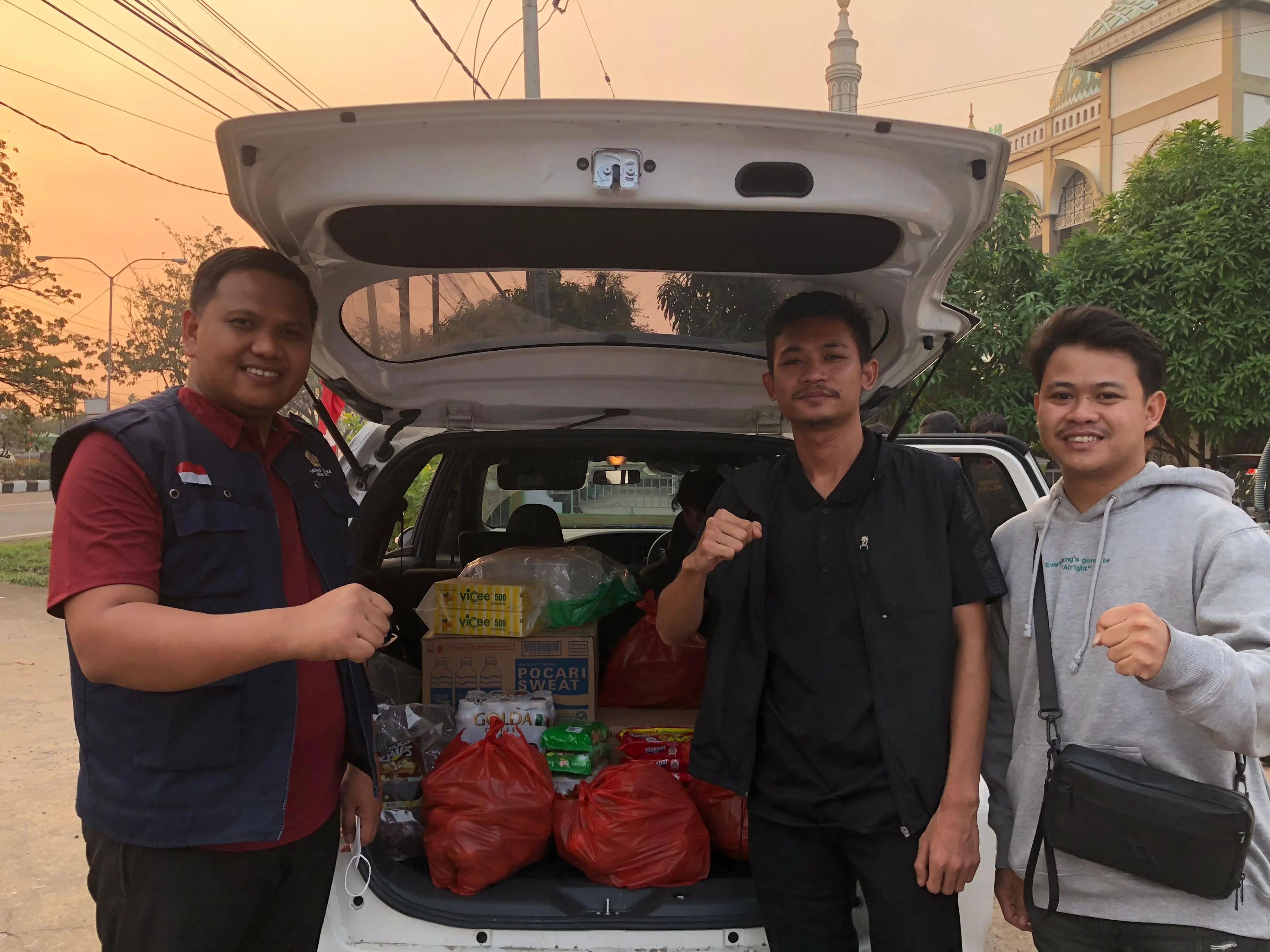 BEM Seka Kalbar Salurkan Bantuan untuk Relawan Karhutla melalui Posko Segar PKKT Kubu Raya