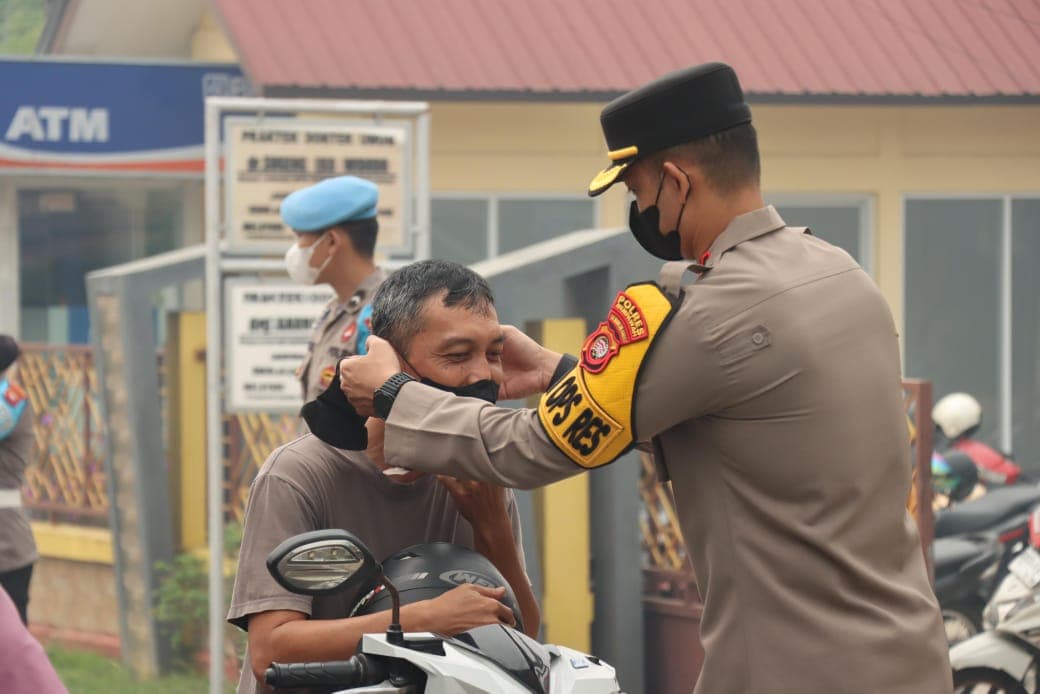 Di Tengah Asap Karhutla, Wakapolres Mempawah Reynaldi Guzel Bagikan Masker kepada Warga