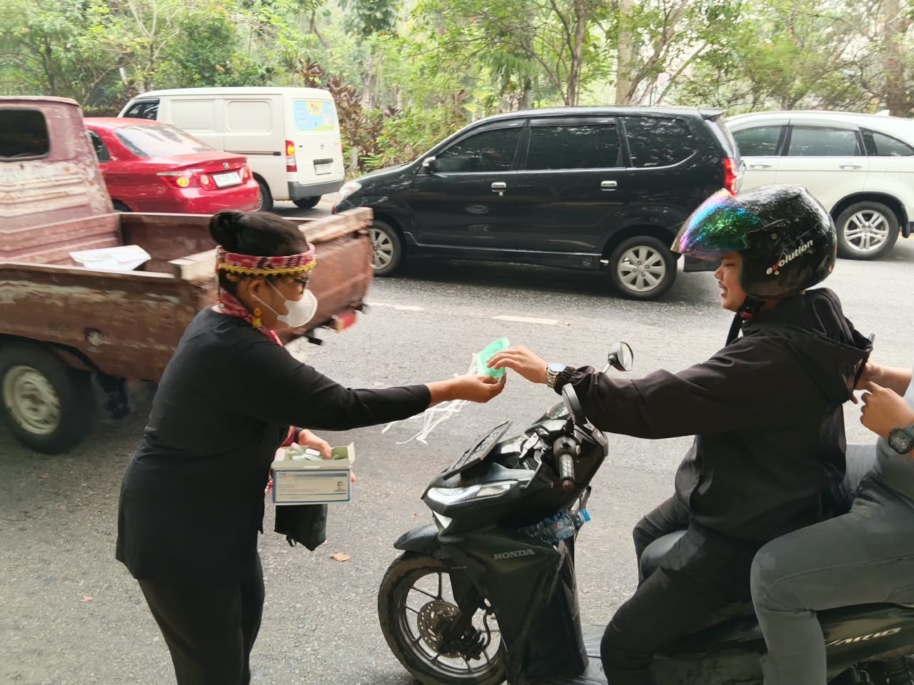 Perhimpunan Perempuan Dayak Kalimantan Barat Bagikan 2.000 Masker kepada Pengguna Jalan di Tengah Kabut Asap
