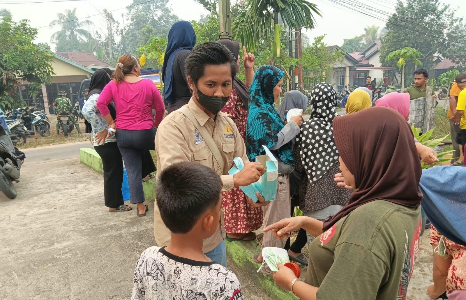 Peduli Kesehatan Warga, Pemuda Muhammadiyah Bagikan Masker dan Vitamin